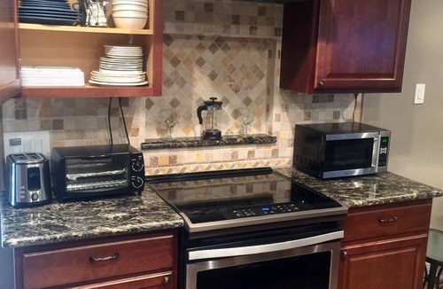 Historic Garderns House | Friendly Alamodome House 7guests 3 Broom 2 bath , walking distance to downtown