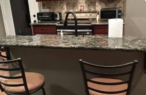 Historic Garderns House | Friendly Alamodome House 7guests 3 Broom 2 bath , walking distance to downtown