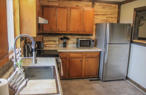 Harrisonburg Cabin | Friendly City Stay! HOT TUB, NEW LISTING!