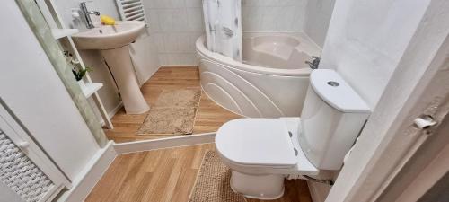 Barking Apartment | Friendly family apartment comfort sleep 6 close to tube bus airport