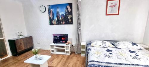 Barking Apartment | Friendly family apartment comfort sleep 6 close to tube bus airport