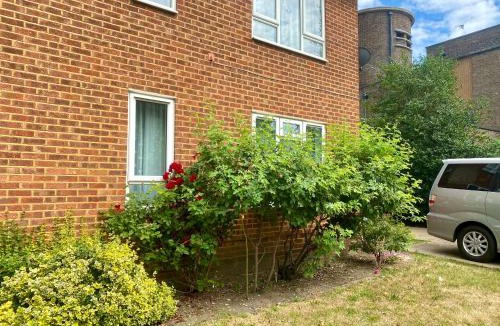 Barking Apartment | Friendly family apartment comfort sleep 6 close to tube bus airport