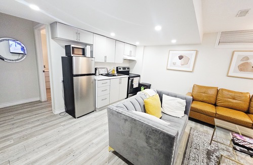 Brantford House | Friendly Garden Ave Suite 1min HWY403