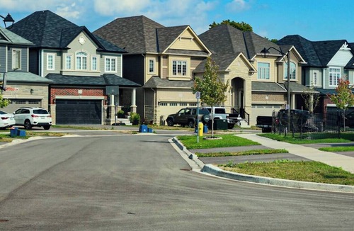 Brantford House | Friendly Garden Ave Suite 1min HWY403