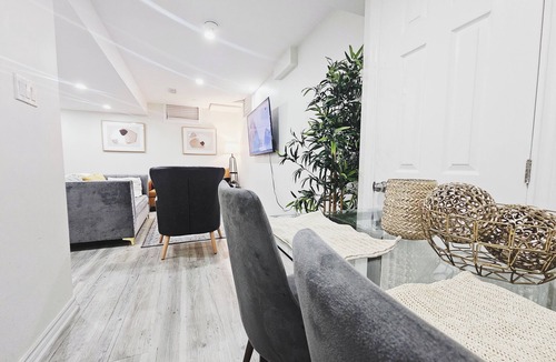 Brantford House | Friendly Garden Ave Suite 1min HWY403