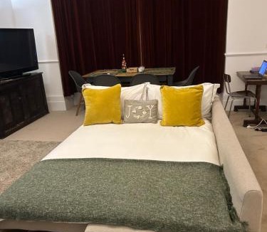 Ealing Common Apartment | Friendly Home