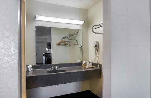 San Antonio Hotel | Friendly Stay Close to Alamo & SeaWorld + Parking Free