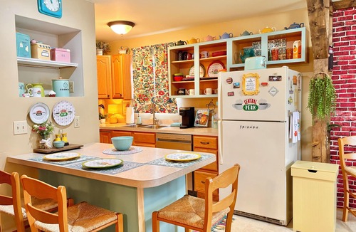 Ottawa Apartment | “Friends” Central Perk- Fun Escape - Starved Rock- Ottawa