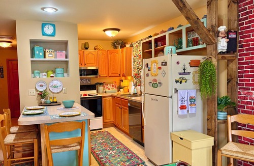 Ottawa Apartment | “Friends” Central Perk- Fun Escape - Starved Rock- Ottawa