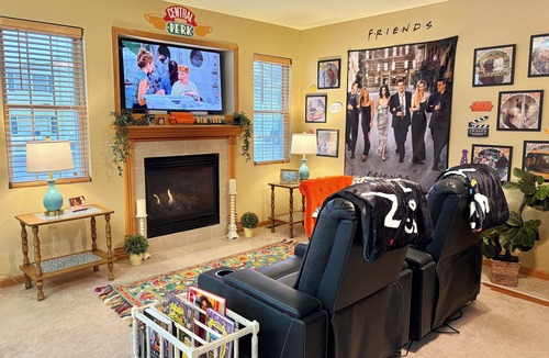 Ottawa Apartment | “Friends” Central Perk- Fun Escape - Starved Rock- Ottawa