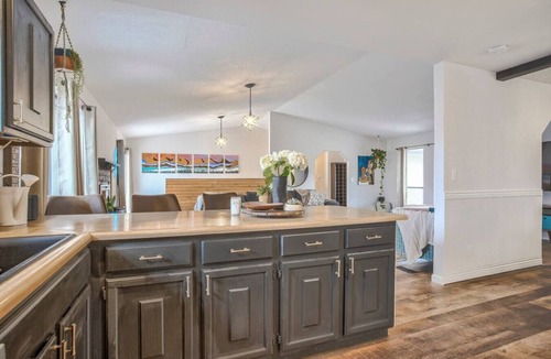 Northeast Colorado Springs Villa | Friendship Fortress~ Garden of the Gods Villa~ 12+