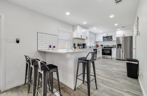 Frisco House | Frisco 4-bedrooms Getaway Hometel with Spa and Outdoor Kitchen