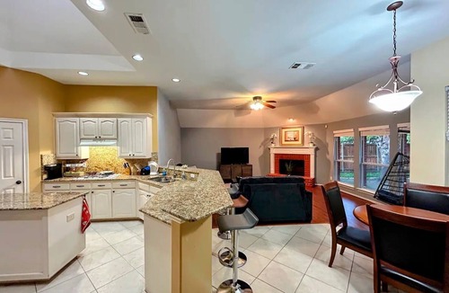 Frisco House | Frisco Retreat: Cozy, Central & Perfect for Groups - 1 king bed & 3 queen beds