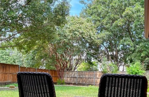 Frisco House | Frisco Retreat: Cozy, Central & Perfect for Groups - 1 king bed & 3 queen beds