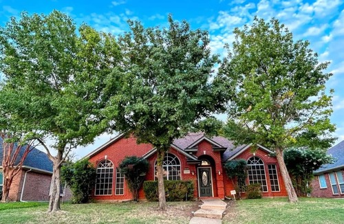 Frisco House | Frisco Retreat: Cozy, Central & Perfect for Groups - 1 king bed & 3 queen beds