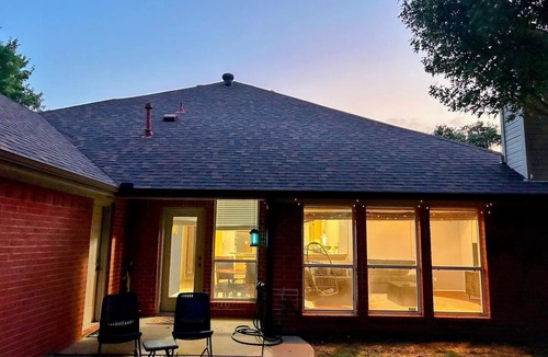 Frisco House | Frisco Retreat: Cozy, Central & Perfect for Groups - 1 king bed & 3 queen beds