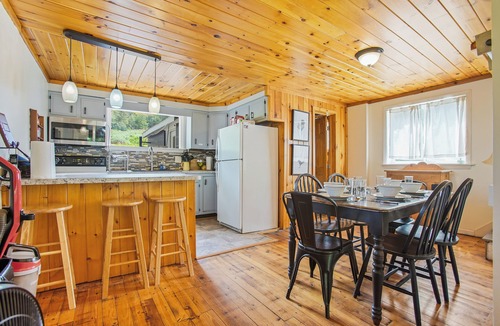 Jersey Shore House | Frog Hollow Lodge | Riverfront, Fire Pit + Kayaks!