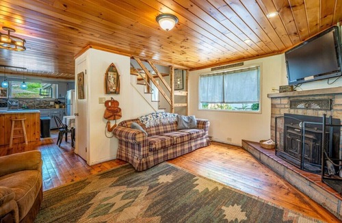 Jersey Shore House | Frog Hollow Lodge | Riverfront, Fire Pit + Kayaks!