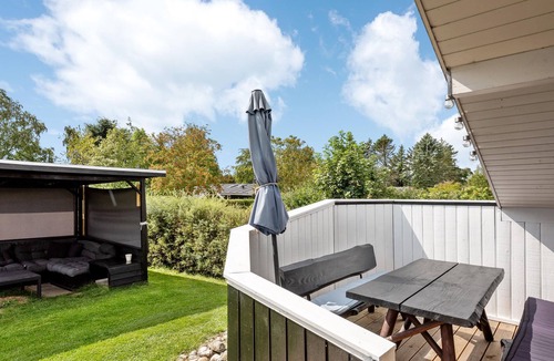 Pøt Strandby House | From the house it is only a few steps walk to the child-friendly swimming beach.