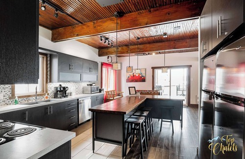Cheneville Ski Chalet | Front LAKE Simon HOT TUB 10 beds 16p BEACH private