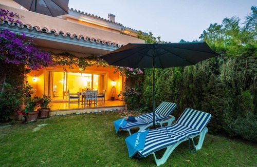 El Paraiso House | Front line beach townhouse in Nueva Milla de Oro, exit to the beach.
