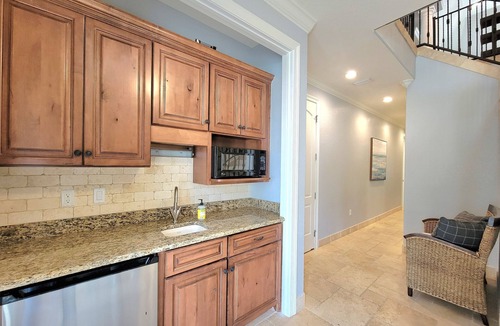 Avalon Beach Estates House | Front Row Beach House 6BR/5.5 bath private pool and private beach access.