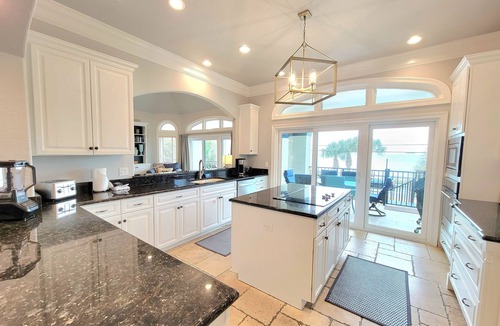 Avalon Beach Estates House | Front Row Beach House 6BR/5.5 bath private pool and private beach access.