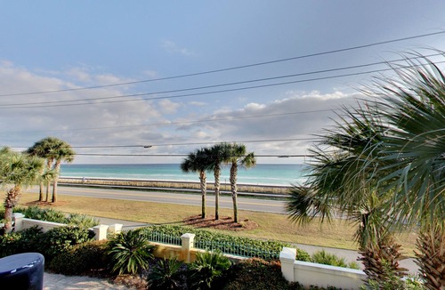 Avalon Beach Estates House | Front Row Beach House 6BR/5.5 bath private pool and private beach access.