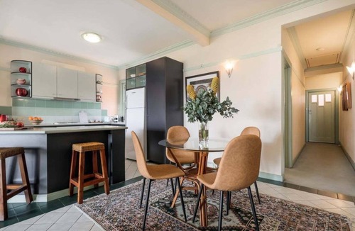 St Kilda Resort | Front-Row St Kilda: Art Deco Apt with Beach Views