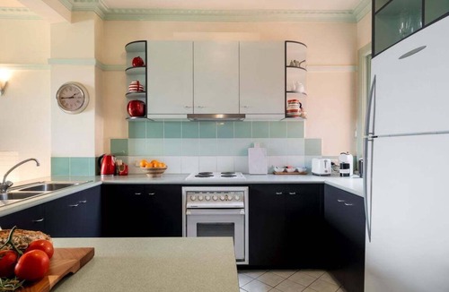 St Kilda Resort | Front-Row St Kilda: Art Deco Apt with Beach Views