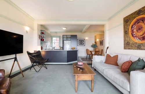 St Kilda Resort | Front-Row St Kilda: Art Deco Apt with Beach Views