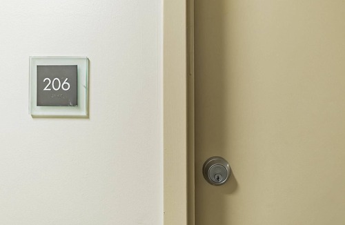 Oakland Apartment | Frontdesk | 1 BR Apt close to the National Aviary