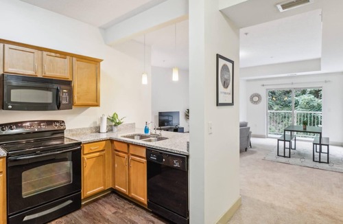 Oakland Apartment | Frontdesk | 1 BR Apt close to the National Aviary
