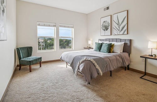 Oakland Apartment | Frontdesk | 1 BR Apt near Phipps Conservatory