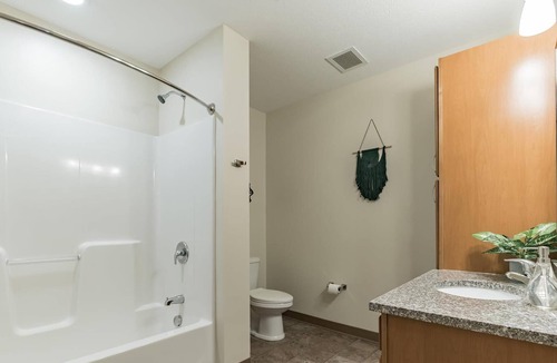 Oakland Apartment | Frontdesk | 1 BR Apt near Phipps Conservatory