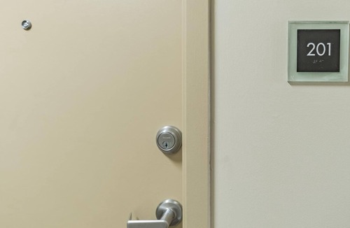 Oakland Apartment | Frontdesk | 1 BR Apt near Phipps Conservatory
