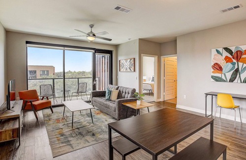 Highland Apartment | Frontdesk | 1 BR Apt near the University of Texas