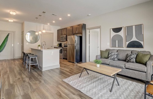 Broad Ripple Apartment | Frontdesk | 2 BR Apt near Newfields