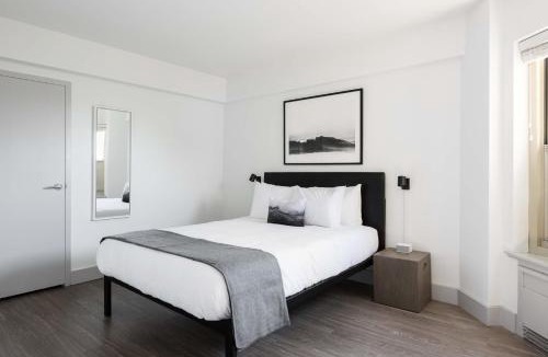 Central West End Apartment | FRONTDESK 3 BR Penthouse by Dining and Shops