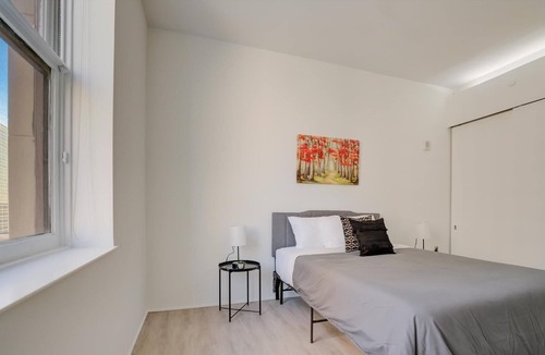 Gateway District Apartment | Frontdesk | Bright Downtown Studio