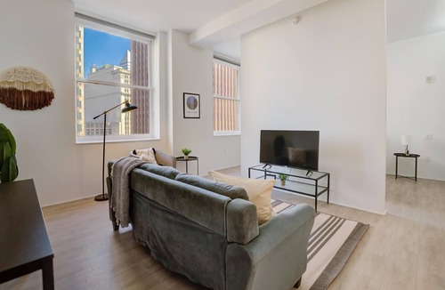 Gateway District Apartment | Frontdesk | Bright Downtown Studio