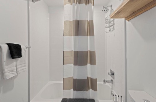 Hanover Place Apartment | FRONTDESK Bright Open Studio Apt near Union Hill