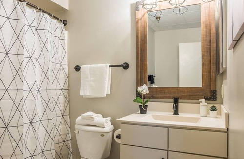 Warehouse District Apartment | Frontdesk | Desirable Warehouse District 2BR Apt