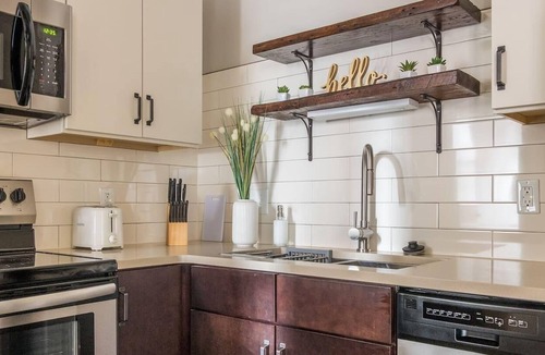 Warehouse District Apartment | Frontdesk | Desirable Warehouse District 2BR Apt
