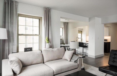 Central West End Apartment | FRONTDESK Furnished Central West End 2 BR Apt