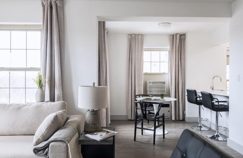 Central West End Apartment | FRONTDESK Furnished Central West End 2 BR Apt