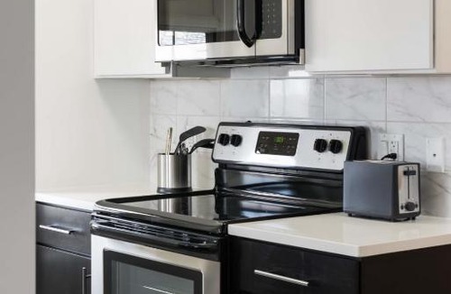 Central West End Apartment | FRONTDESK Furnished Central West End 2 BR Apt