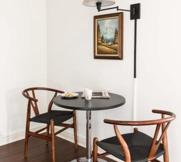 Central West End Apartment | FRONTDESK Furnished 1 BR Apt in Central West End