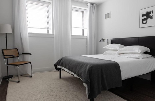 East Hyde Park Apartment | FRONTDESK Hyde Park Studio Apt with Lake View