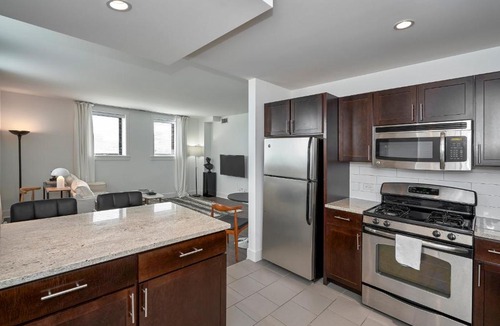 East Hyde Park Apartment | FRONTDESK Hyde Park Studio Apt with Lake View